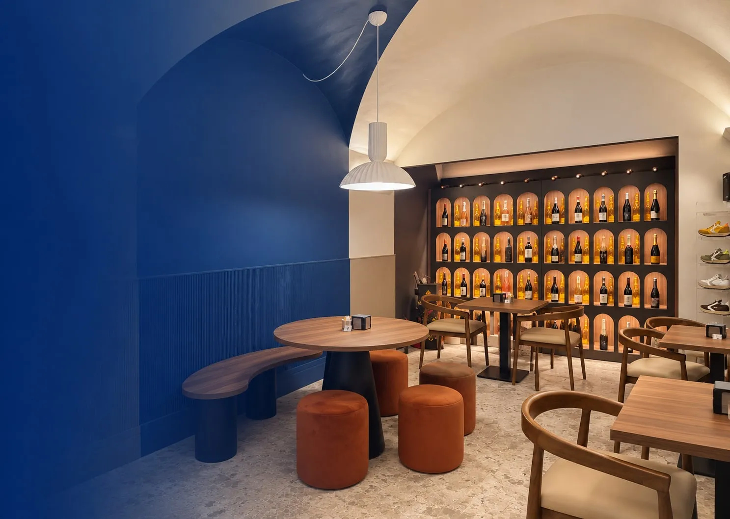 La sala del Portofino con le pareti blu e la parete dei vini